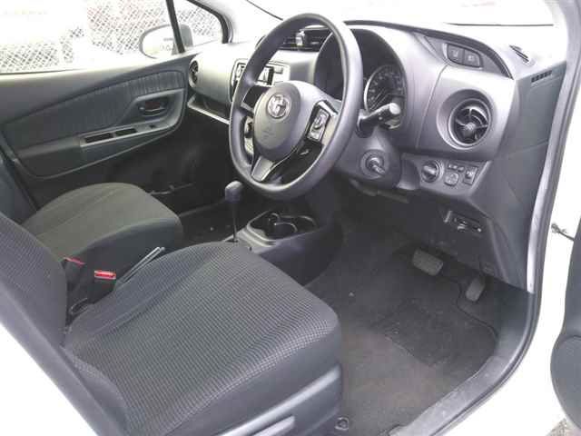 2020 Toyota Vitz ハイブリッドF auction photo 3