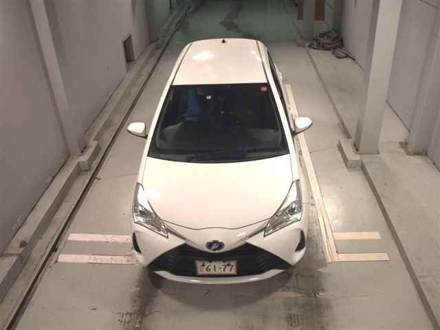 2020 Toyota Vitz ハイブリッドF auction photo 6