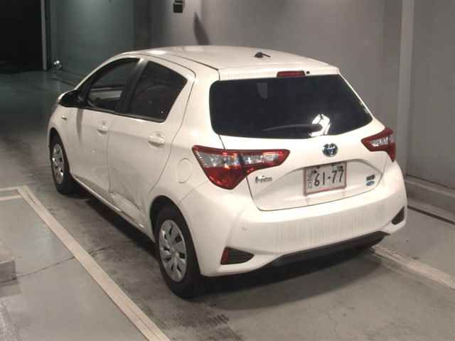 2020 Toyota Vitz ハイブリッドF auction photo 2