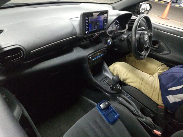 2021 Toyota Yaris ハイブリッドX auction photo 3