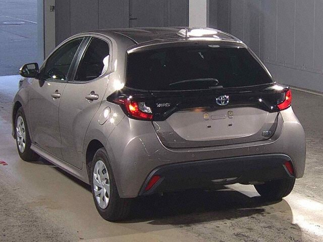 2021 Toyota Yaris ハイブリッドX auction photo 2