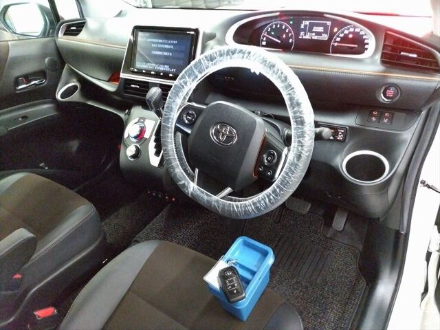 2022 Toyota Sienta Gクエロ 4WD auction photo 3