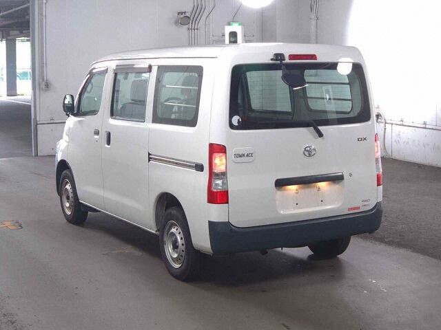 2022 Toyota TownAce Van 4WD auction photo 2
