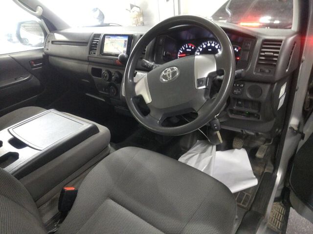 2018 Toyota Hiace Long DX 4WD auction photo 3