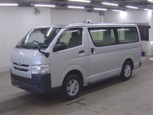 2018 Toyota Hiace Long DX 4WD auction photo 4