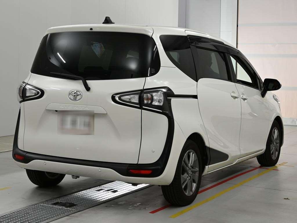 2022 Toyota Sienta G auction photo 2