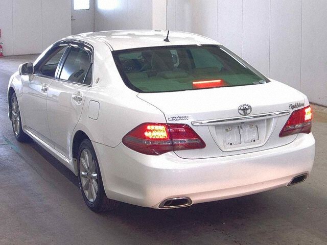 2008 Toyota Crown R Saloon Navigation Package auction photo 2