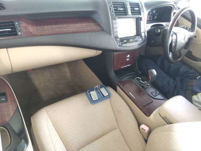 2008 Toyota Crown R Saloon Navigation Package auction photo 3