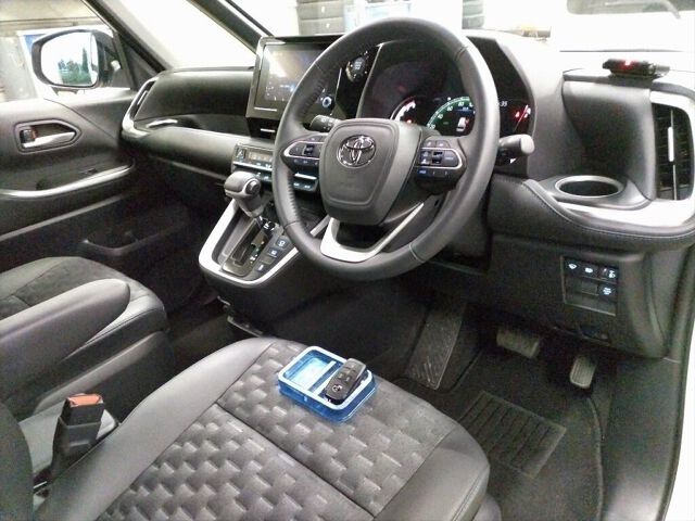 2025 Toyota Voxy S-Z 4WD auction photo 3
