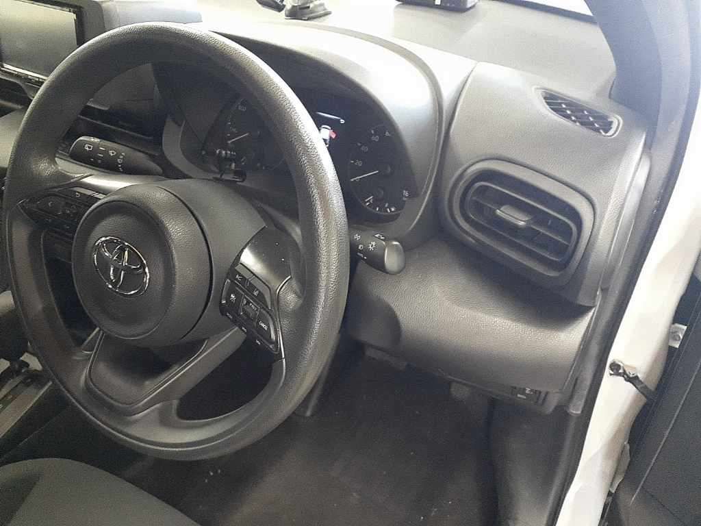 2023 Toyota Yaris ハイブリッドX auction photo 9