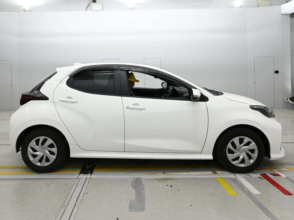 2023 Toyota Yaris ハイブリッドX auction photo 3