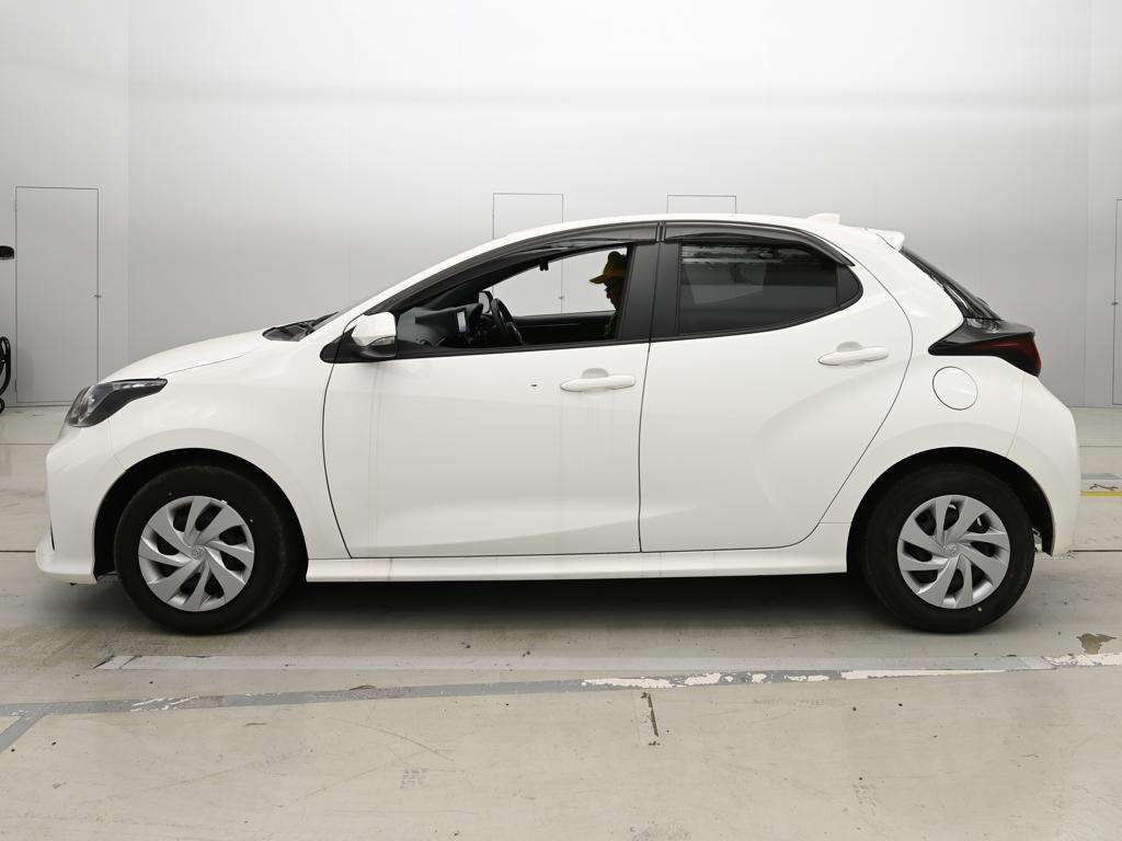 2023 Toyota Yaris ハイブリッドX auction photo 4