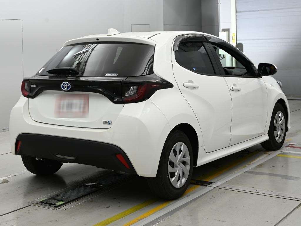 2023 Toyota Yaris ハイブリッドX auction photo 2
