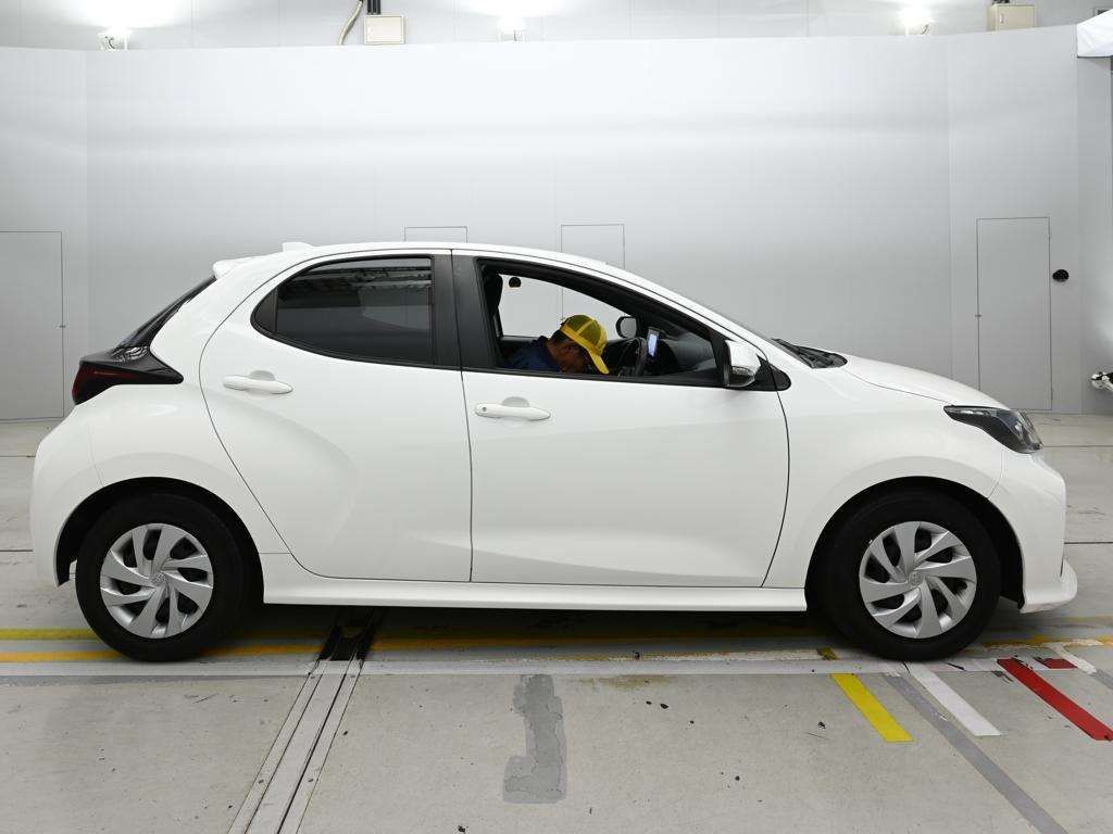 2023 Toyota Yaris ハイブリッドX auction photo 3