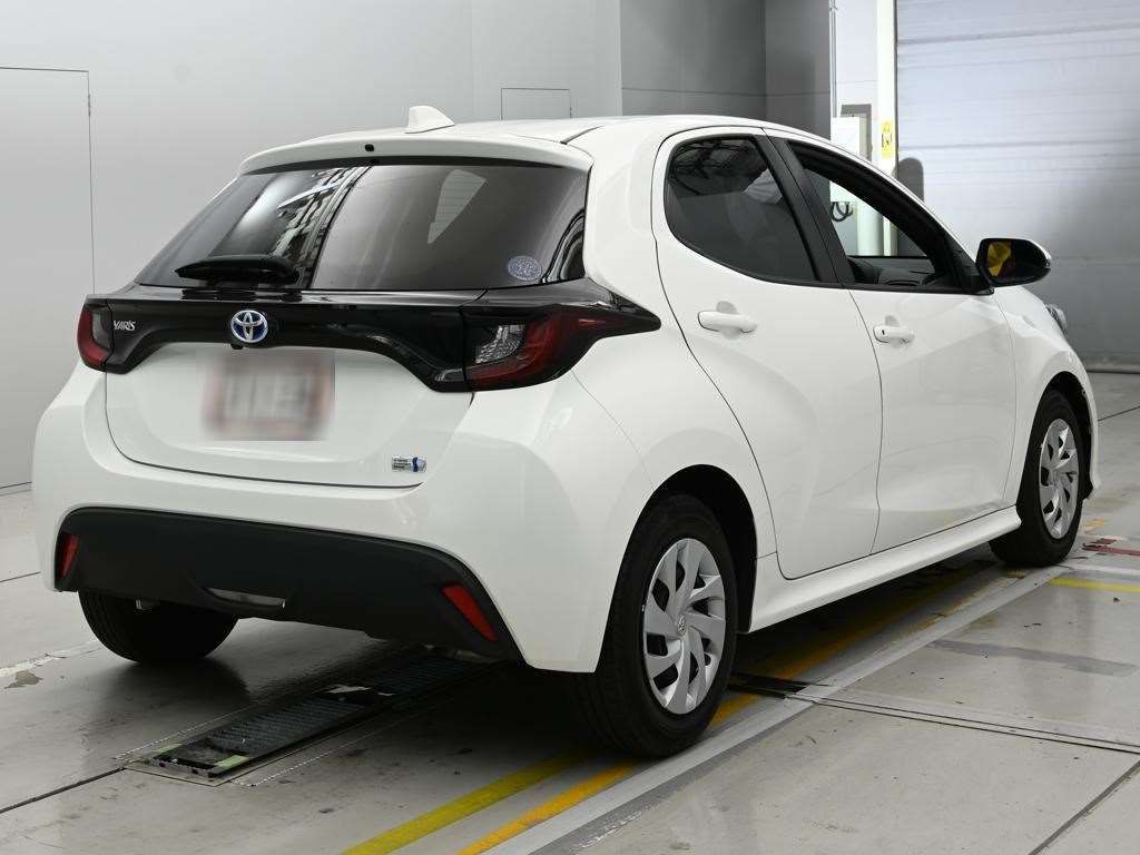 2023 Toyota Yaris ハイブリッドX auction photo 2