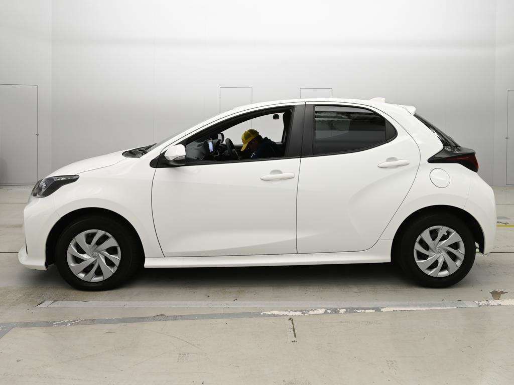 2023 Toyota Yaris ハイブリッドX auction photo 4