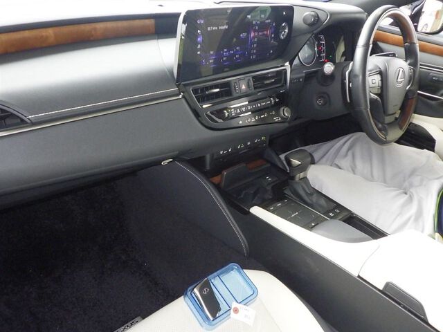 2022 Lexus ES ES300H VER-L auction photo 3