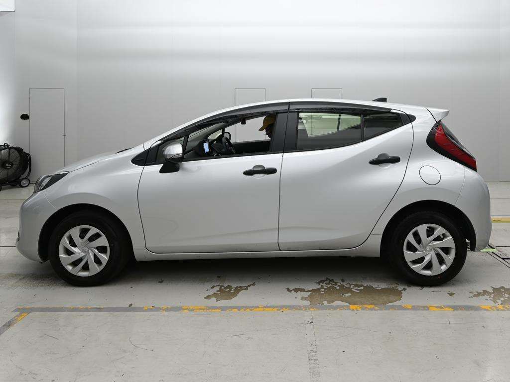 2023 Toyota Aqua B auction photo 4