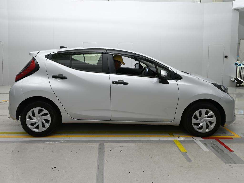2023 Toyota Aqua B auction photo 3