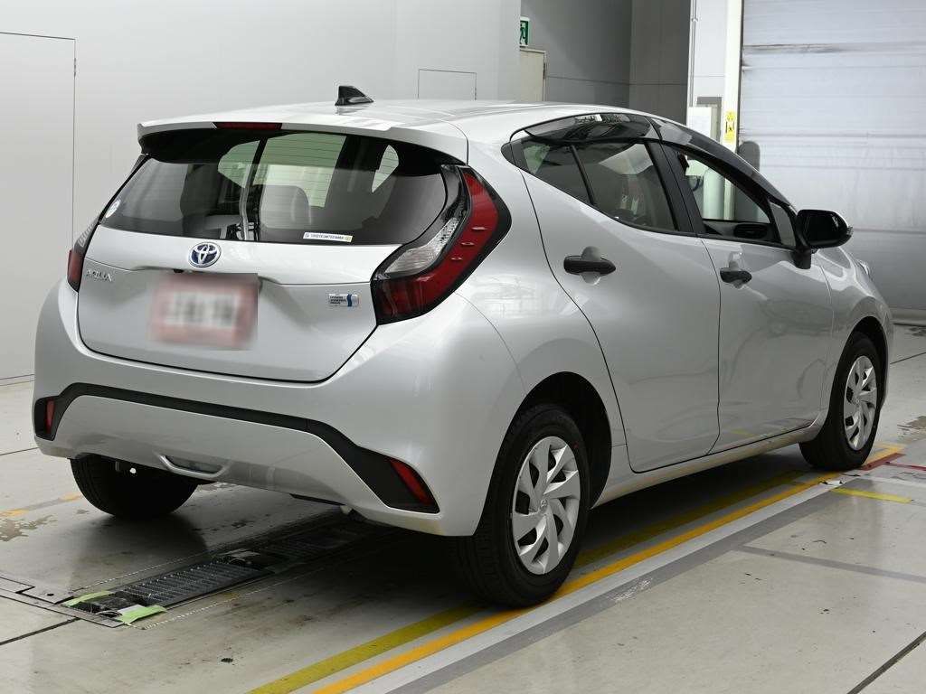 2023 Toyota Aqua B auction photo 2