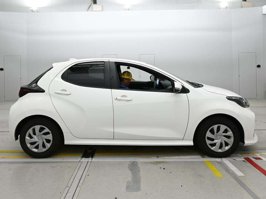 2023 Toyota Yaris ハイブリッドX auction photo 3