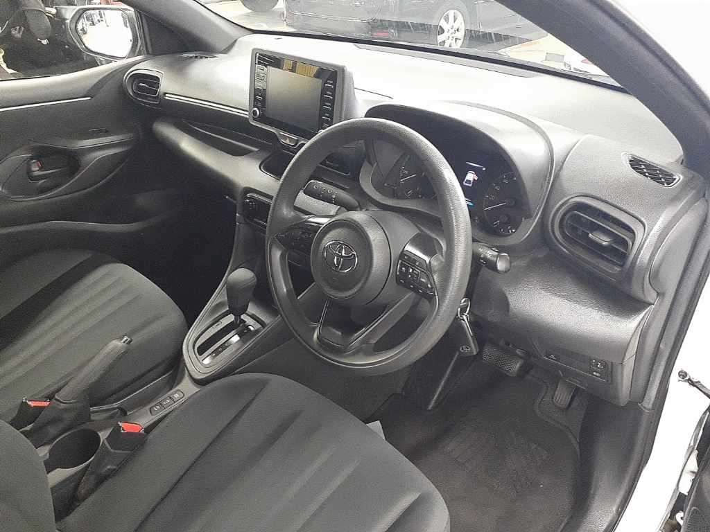 2023 Toyota Yaris ハイブリッドX auction photo 9