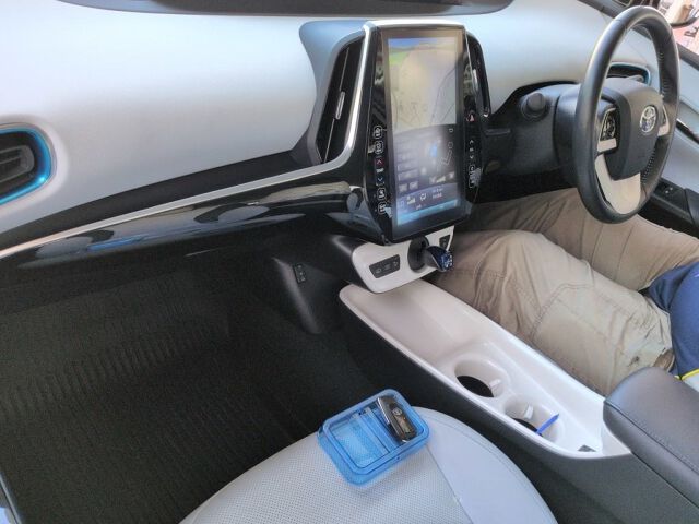 2017 Toyota Prius PHEV Aプレミアム auction photo 3