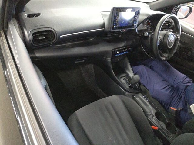 2021 Toyota Yaris Hybrid X auction photo 3