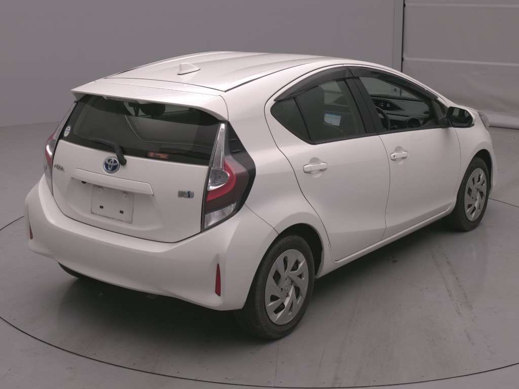 2021 Toyota Aqua L auction photo 2