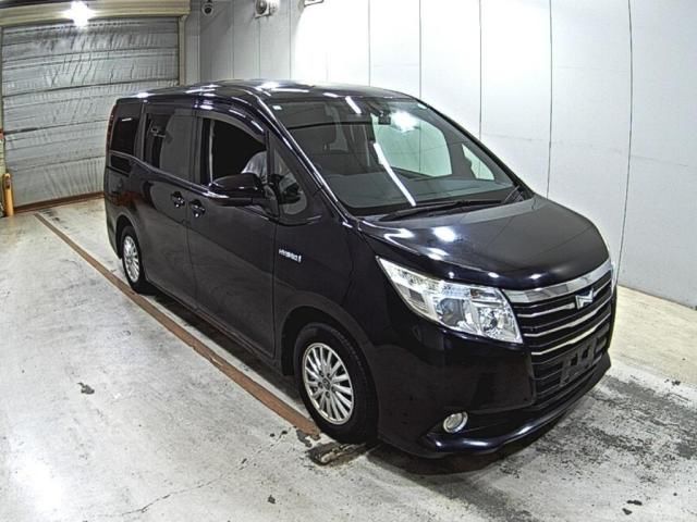 2015 Toyota Noah Hybrid G Japan auction vehicle