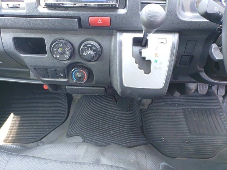 2020 Toyota Hiace auction photo 12