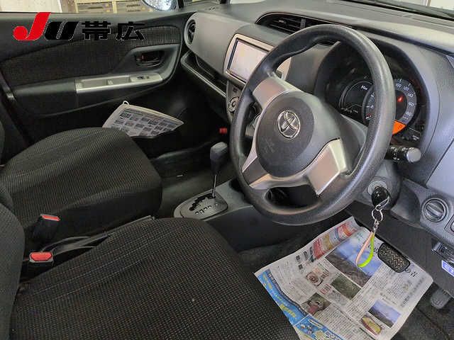 2016 Toyota Vitz 4WD F auction photo 6