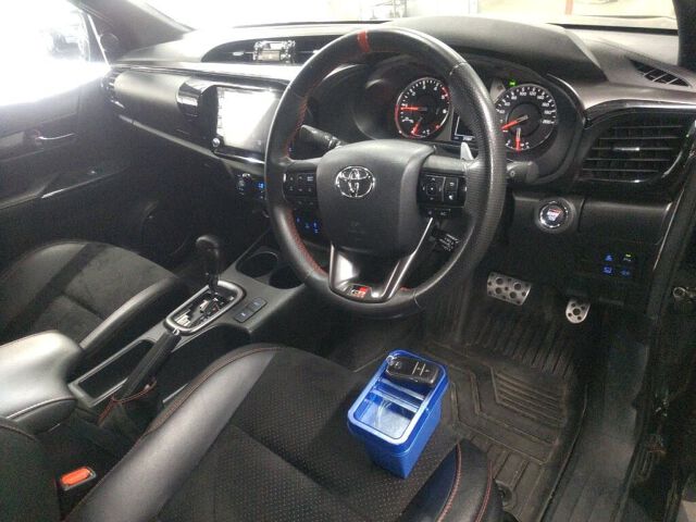 2023 Toyota Hilux Z GR Sport 4WD auction photo 3
