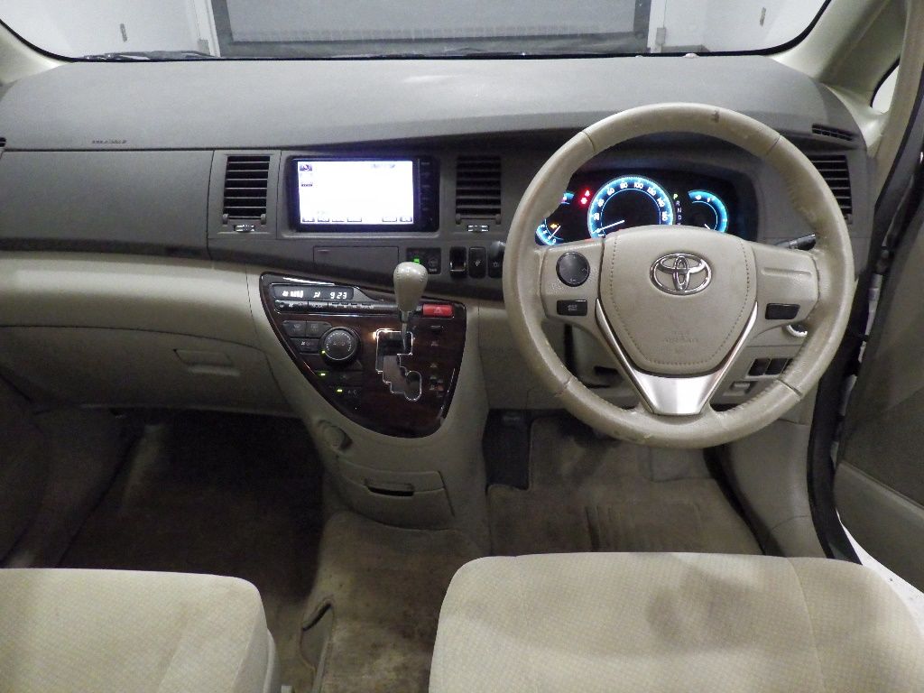 2015 Toyota Isis G auction photo 3