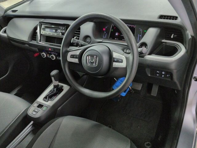 2020 Honda Fit ベーシック 4WD auction photo 3