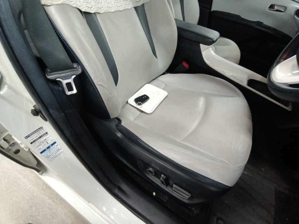 2016 Toyota Prius A Premium Touring Selection 4WD auction photo 10