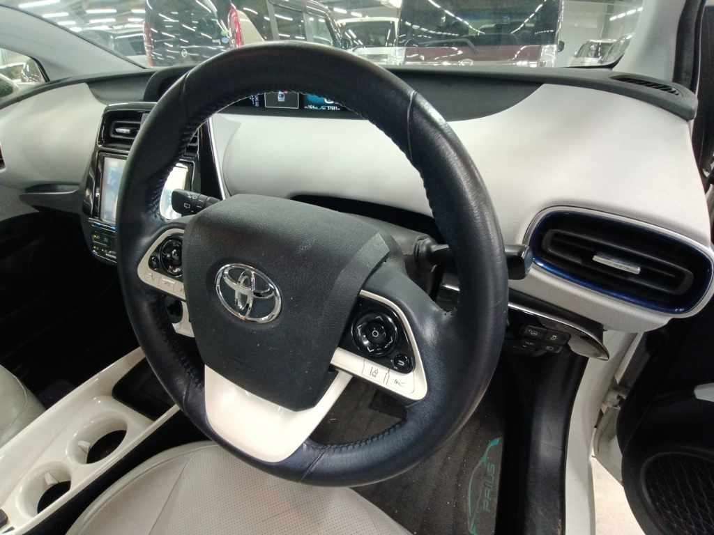 2016 Toyota Prius A Premium Touring Selection 4WD auction photo 9