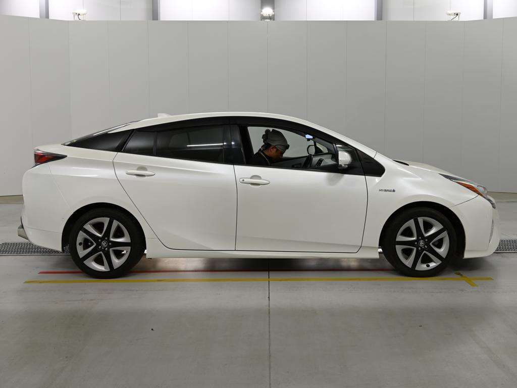 2016 Toyota Prius A Premium Touring Selection 4WD auction photo 3