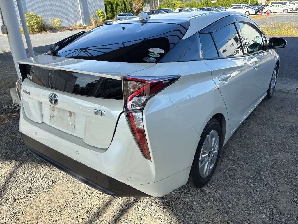 2017 Toyota Prius Sセーフティプラス auction photo 2