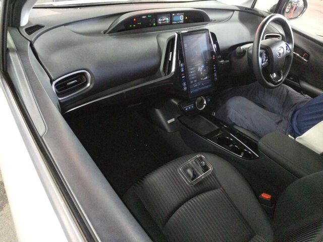 2020 Toyota Prius PHEV S Navi Package auction photo 3