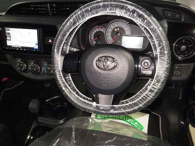 2019 Toyota Vitz FセーフティエディションIII auction photo 8