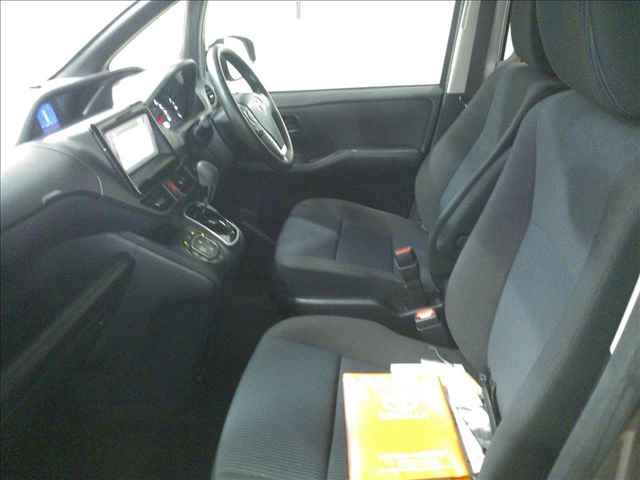 2014 Toyota Noah 4WD X auction photo 3