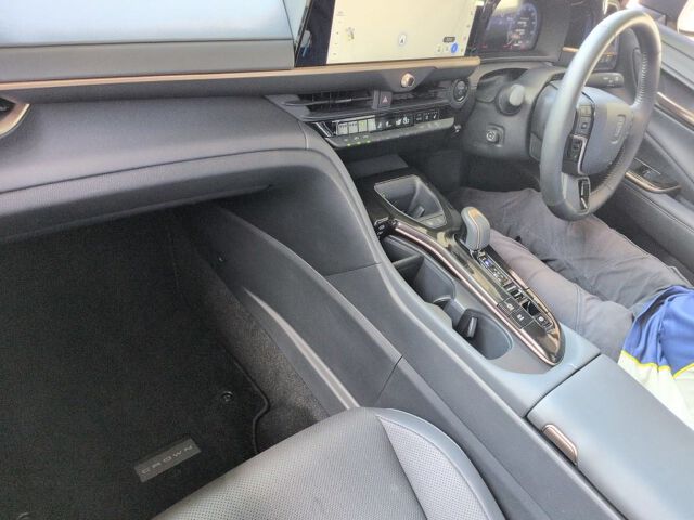 2025 Toyota Crown Sport Sports Z (HEV) 4WD auction photo 3