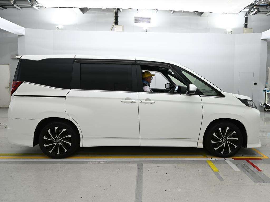 2022 Toyota Noah ハイブリッドS-Z auction photo 3