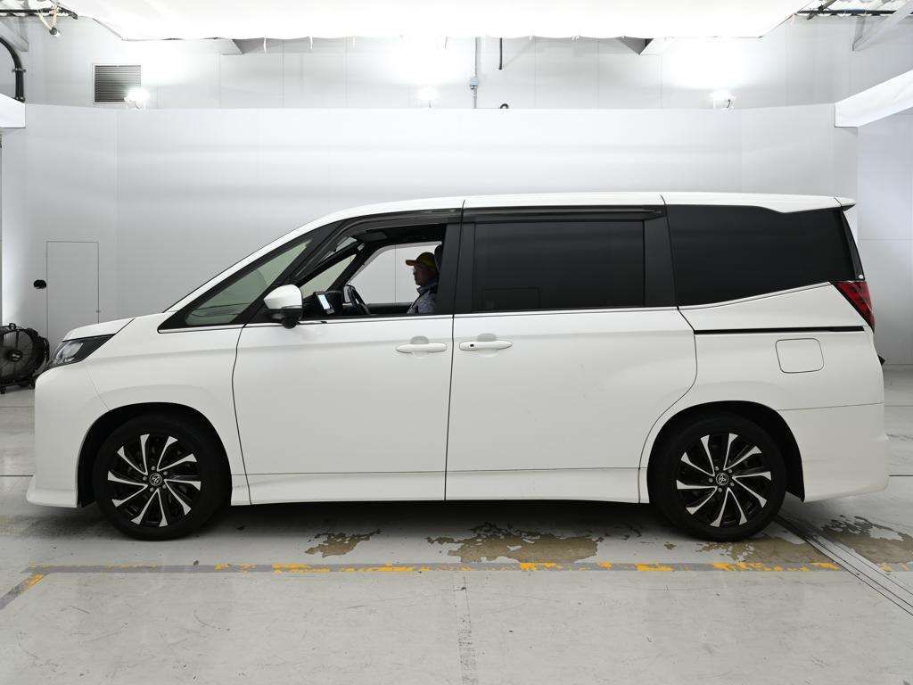 2022 Toyota Noah ハイブリッドS-Z auction photo 4