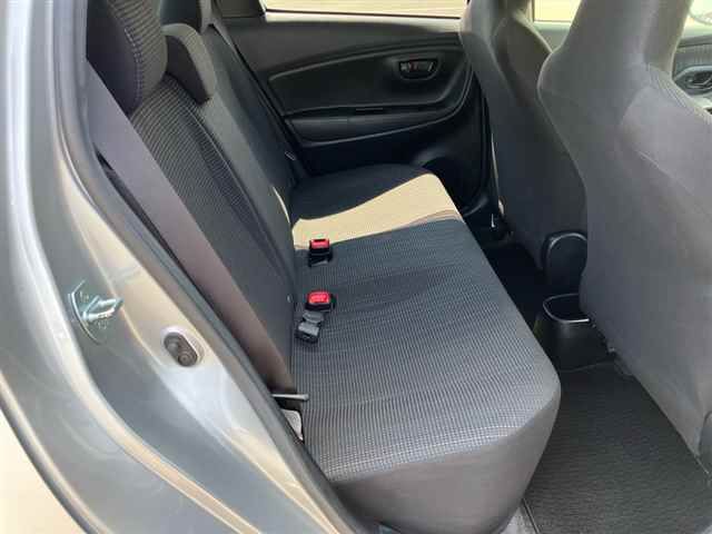 2015 Toyota Vitz F auction photo 7