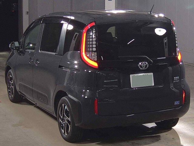 2022 Toyota Sienta ハイブリッドZ 4WD auction photo 2