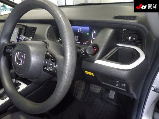 2023 Honda Fit e HEVベーシック 4WD auction photo 5