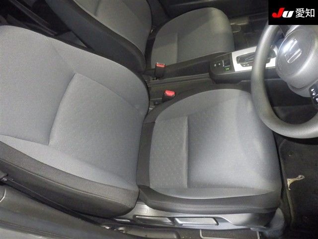 2023 Honda Fit e HEVベーシック 4WD auction photo 6