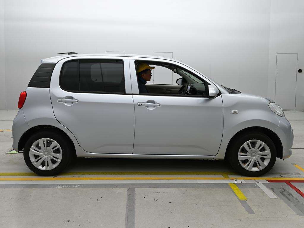 2022 Toyota Passo X L Package auction photo 3